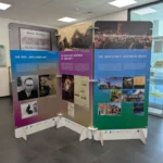 Drei farbige Ausstellungstafeln zur Geschichte der Grafschaft Bentheim und dem Emslandplan in einem modernen Archivgebäude.