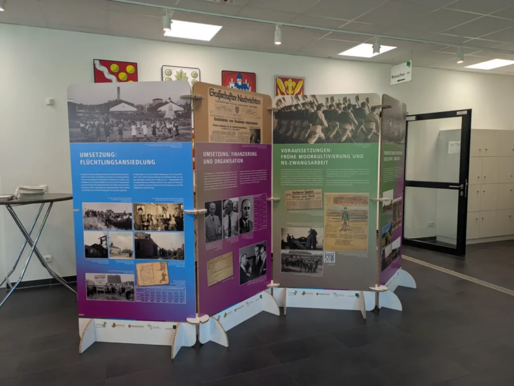 Drei mehrfarbige Ausstellungstafeln zur Geschichte des Emslandplans stehen im Kreis- und Kommunalarchiv Nordhorn.