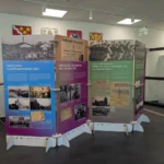 Drei mehrfarbige Ausstellungstafeln zur Geschichte des Emslandplans stehen im Kreis- und Kommunalarchiv Nordhorn.