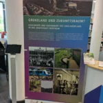 Ausstellungstafel 'Grenzland und Zukunftsraum' zur Geschichte des Emslandplans in der Grafschaft Bentheim mit historischen Fotos.
