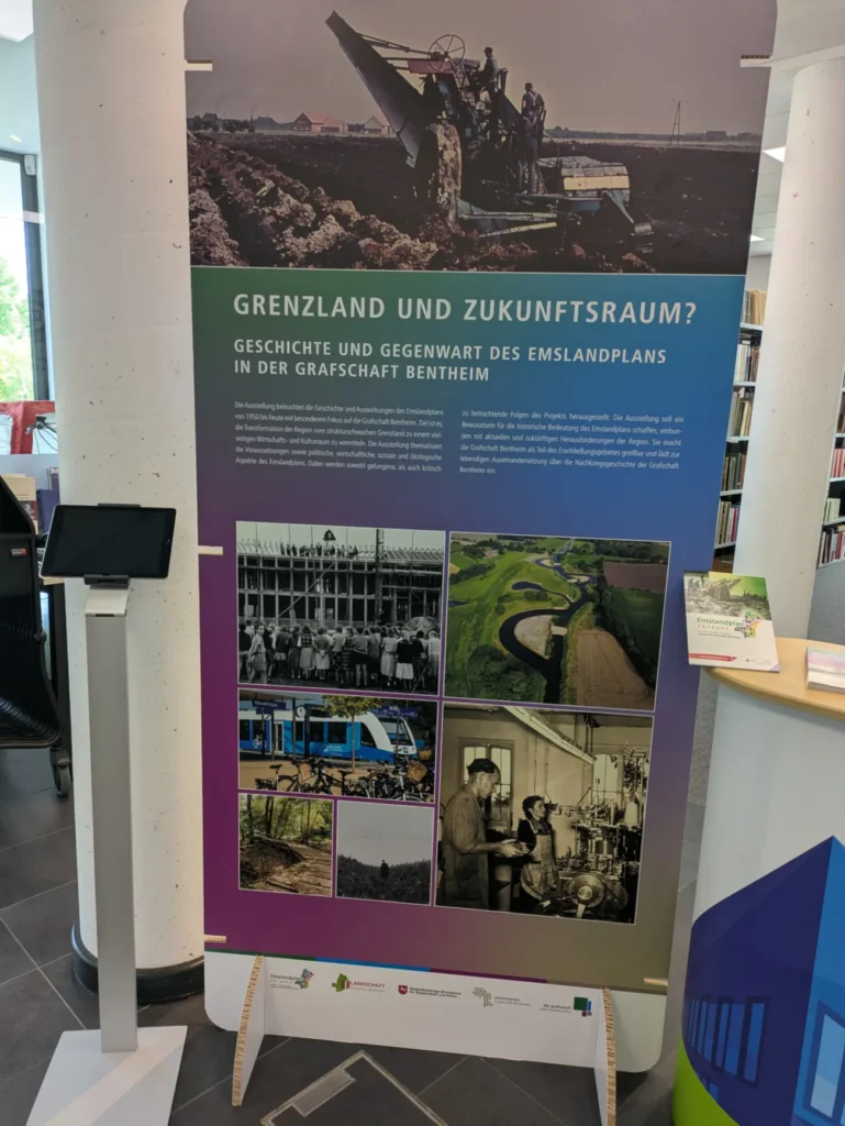 Ausstellungstafel 'Grenzland und Zukunftsraum' zur Geschichte des Emslandplans in der Grafschaft Bentheim mit historischen Fotos.
