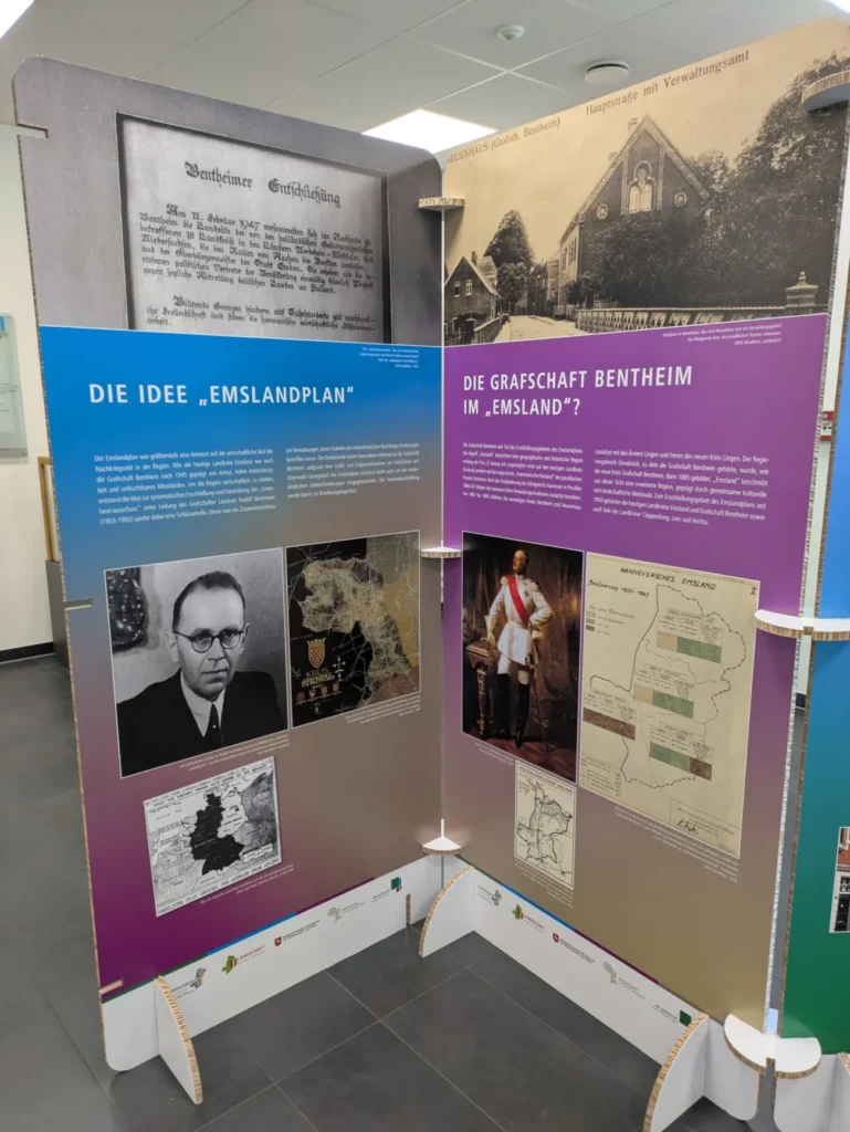 Zweiteilige Ausstellungstafel zur Geschichte des Emslandplans und der Grafschaft Bentheim mit Texten, Fotos und Karten.