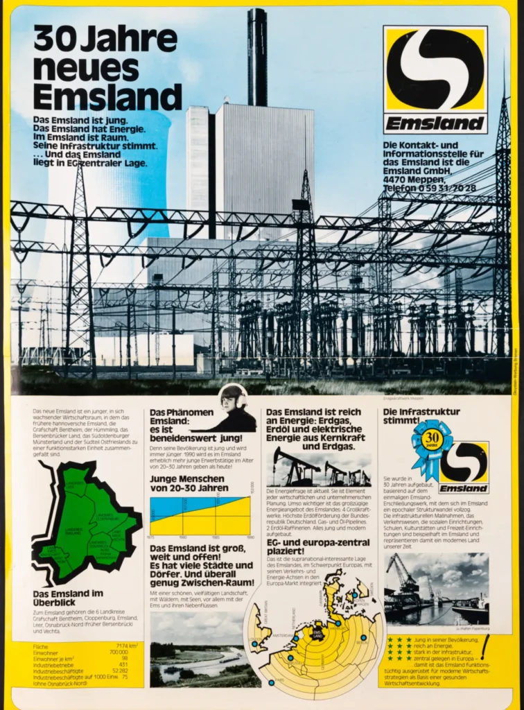 Schwarz-Weiß-Foto eines Industriekraftwerks mit Hochspannungsleitungen im Emsland, aus einer Werbebroschüre der Emsland GmbH.