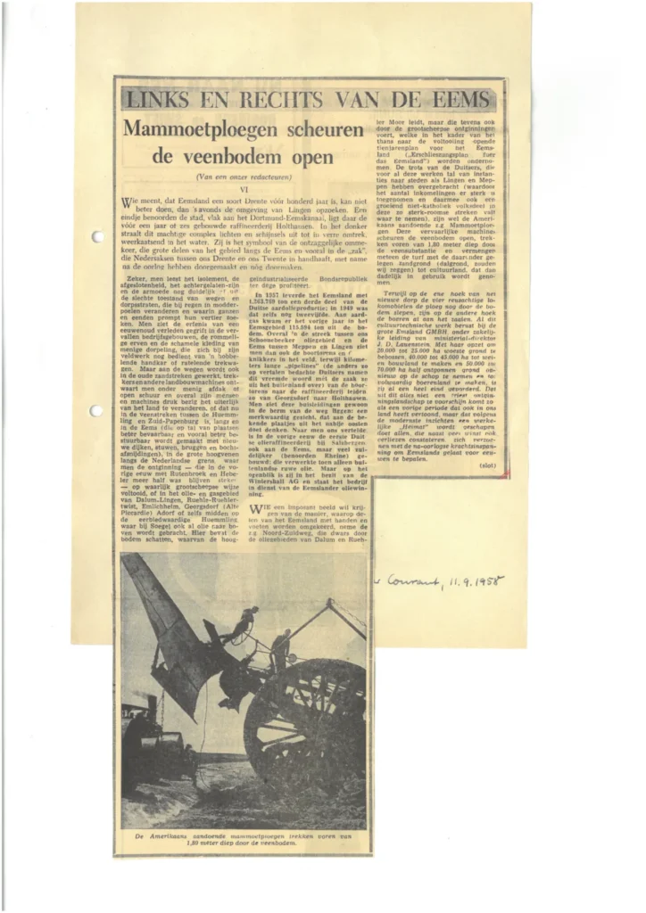 Schwere amerikanische Mammoetploegen-Maschinen pflügen 1958 den Torfboden des Emslandes 1,80 Meter tief um.