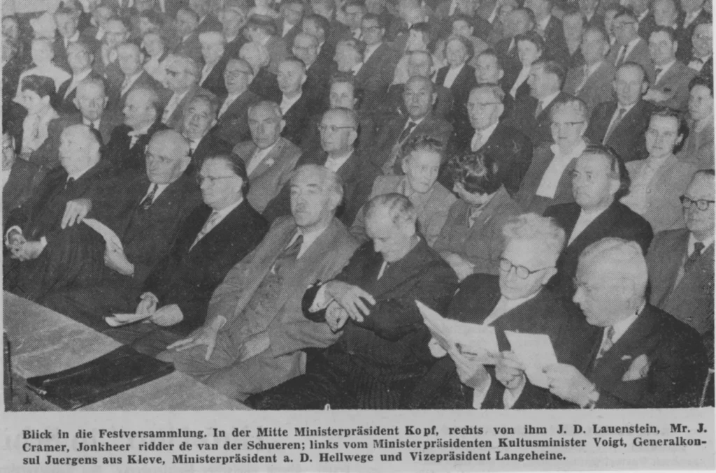 Blick in die Festversammlung des Niedersachsentags 1959 in Nordhorn mit Ministerpräsident Kopf und weiteren Ehrengästen.