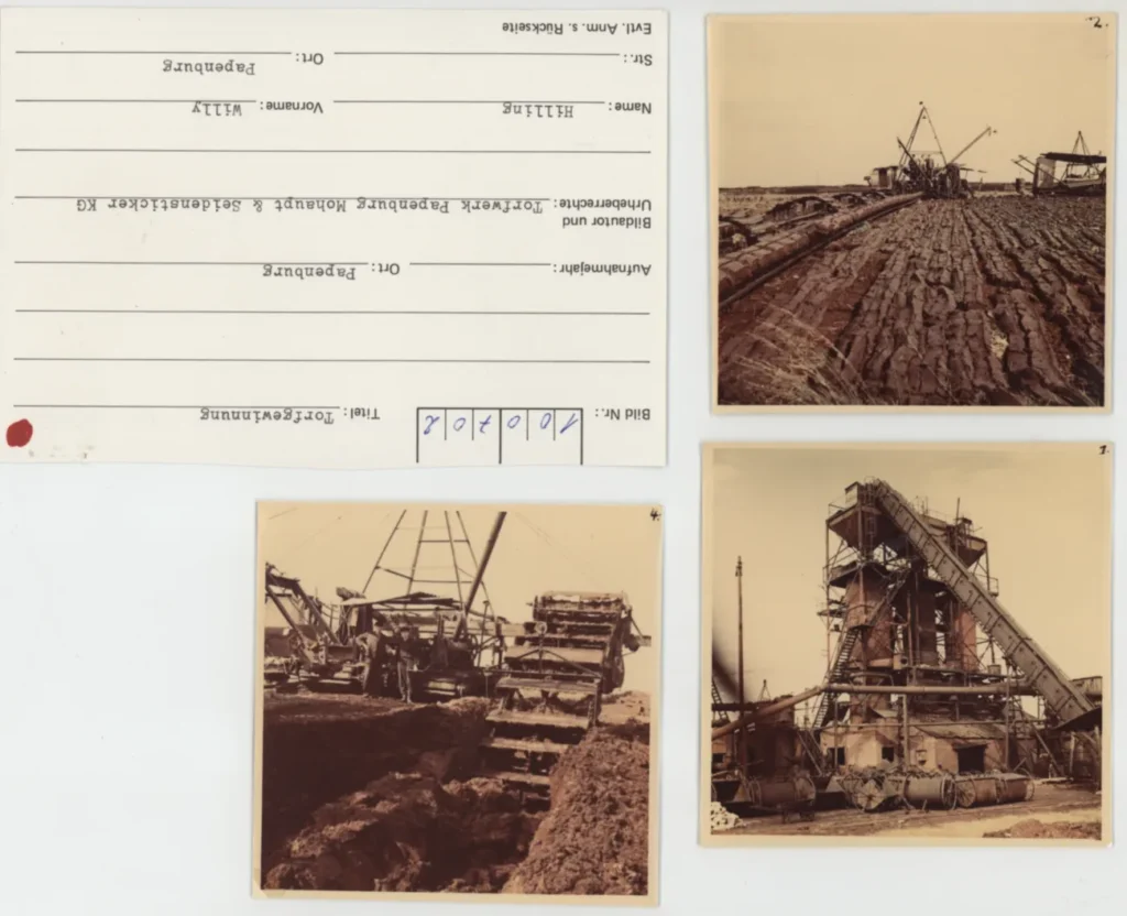 Drei historische Fotos zeigen Torfabbaumaschinen und aufgereihte Torfsoden im Emsland, dazu eine Bildkarte des Torfwerks Papenburg.