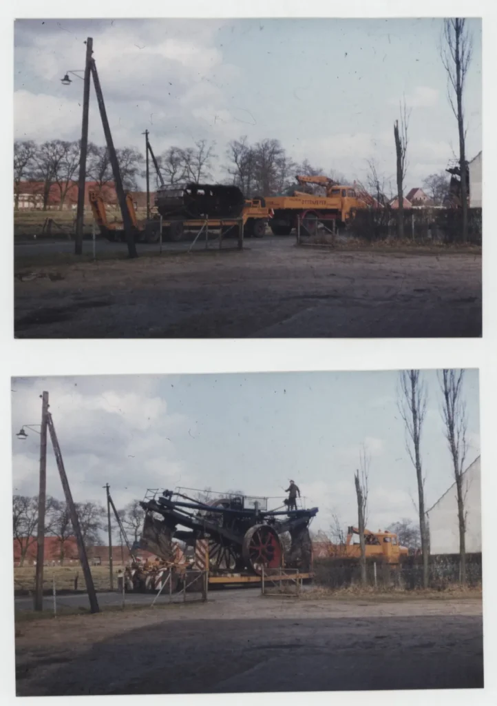 Zwei Fotos zeigen den aufwendigen Transport eines großen Dampfpflugs der Firma Ottomeyer auf einem Tieflader.
