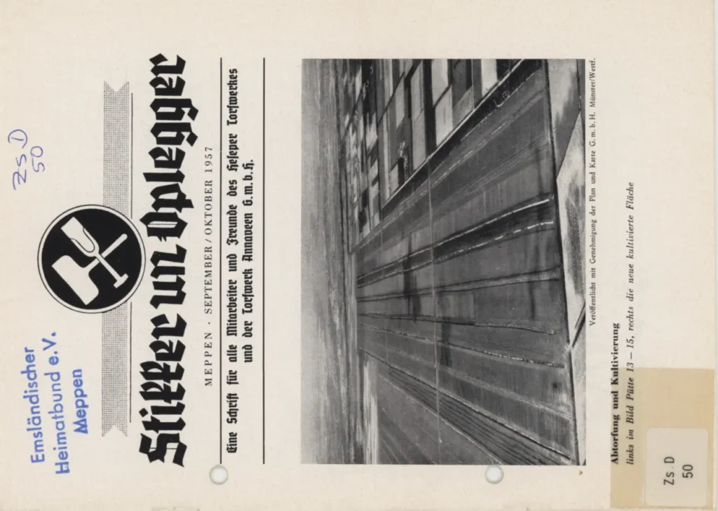 Titelseite der Werkszeitschrift 'Stikker un Oplegger' von 1957 mit Foto eines industriellen Torfabbaugebiets.
