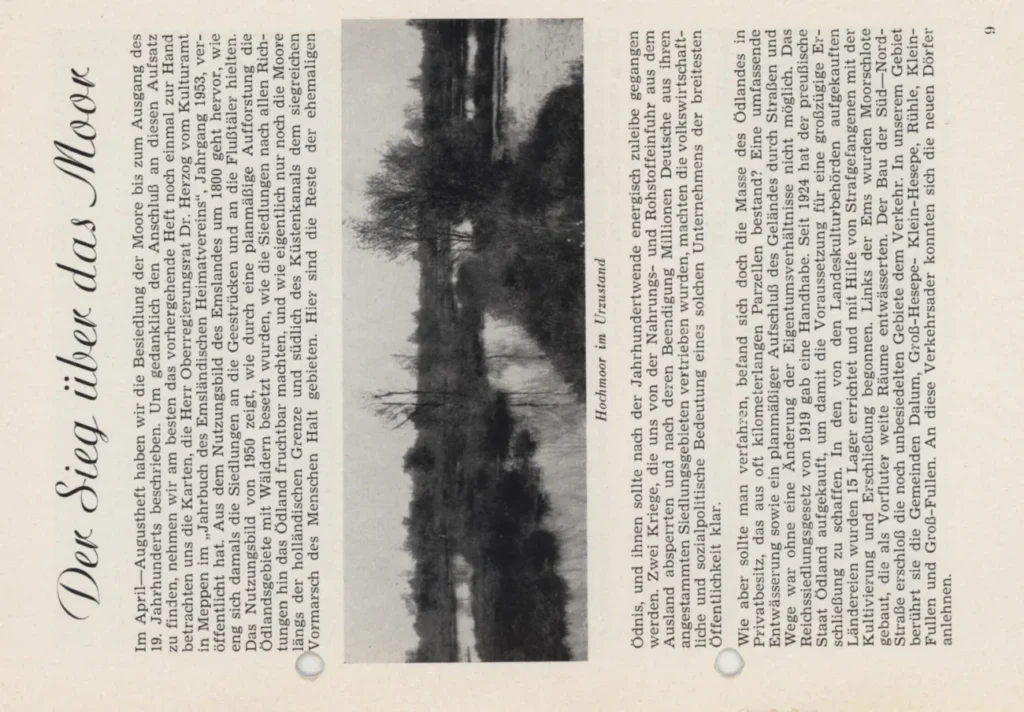 Schwarzweißfoto eines unberührten Hochmoores mit Bäumen und Wasserflächen, bezeichnet als 'Hochmoor im Urzustand'.