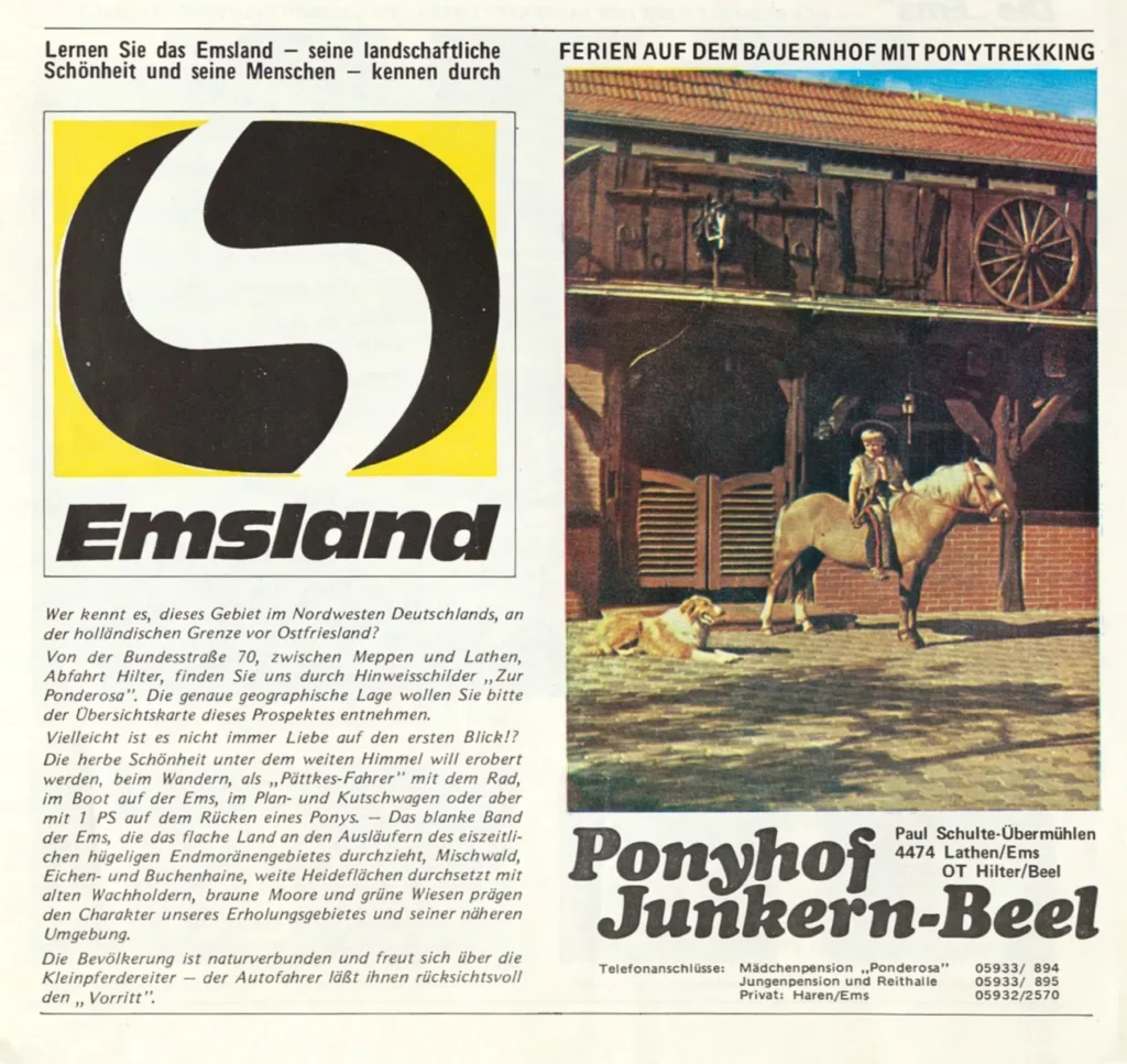 Werbeprospekt für Bauernhofurlaub mit Ponytrekking im Emsland, zeigt Kind auf Pferd vor rustikalem Stall.