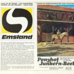Werbeprospekt für Bauernhofurlaub mit Ponytrekking im Emsland, zeigt Kind auf Pferd vor rustikalem Stall.