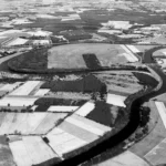 Luftaufnahme einer weitläufigen Ems-Flussschleife mit landwirtschaftlichen Feldern und mäanderndem Flussverlauf im Emsland.