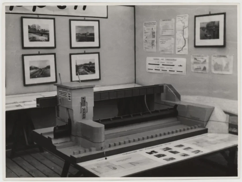 Ausstellungsstand mit Architekturmodell einer Schleuse, Fotos und Karten zur Emsland-Ausstellung 1951 in Meppen.