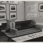 Ausstellungsstand mit Architekturmodell einer Schleuse, Fotos und Karten zur Emsland-Ausstellung 1951 in Meppen.