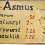 Handgemalte Speisekarte des Schnellimbiss Asmus mit Preisen für Pommes, Bratwurst, Currywurst und Schaschlik.