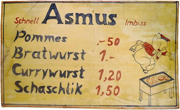 Handgemalte Speisekarte des Schnellimbiss Asmus mit Preisen für Pommes, Bratwurst, Currywurst und Schaschlik.