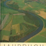 Titelbild des Emsland-Jahrbuchs 1970: Luftaufnahme der mäandrierenden Ems mit Feldern und einer Stadt im Hintergrund.