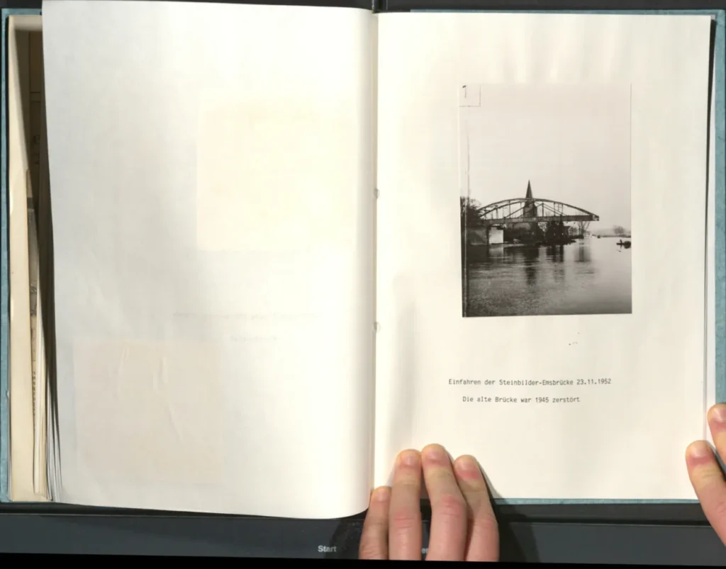 Historisches Schwarzweißfoto der neu eingefahrenen Emsbrücke bei Steinbild auf dem Wasser, aufgenommen am 23. November 1952.