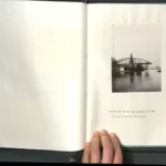 Historisches Schwarzweißfoto der neu eingefahrenen Emsbrücke bei Steinbild auf dem Wasser, aufgenommen am 23. November 1952.